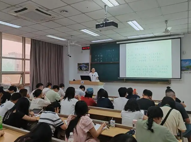 系统缺乏对个性化发展的重视虽新增数字